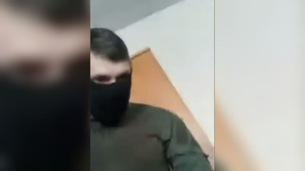 В Томске сотрудник миграционной службы грубо задержал узбекистанца – видео