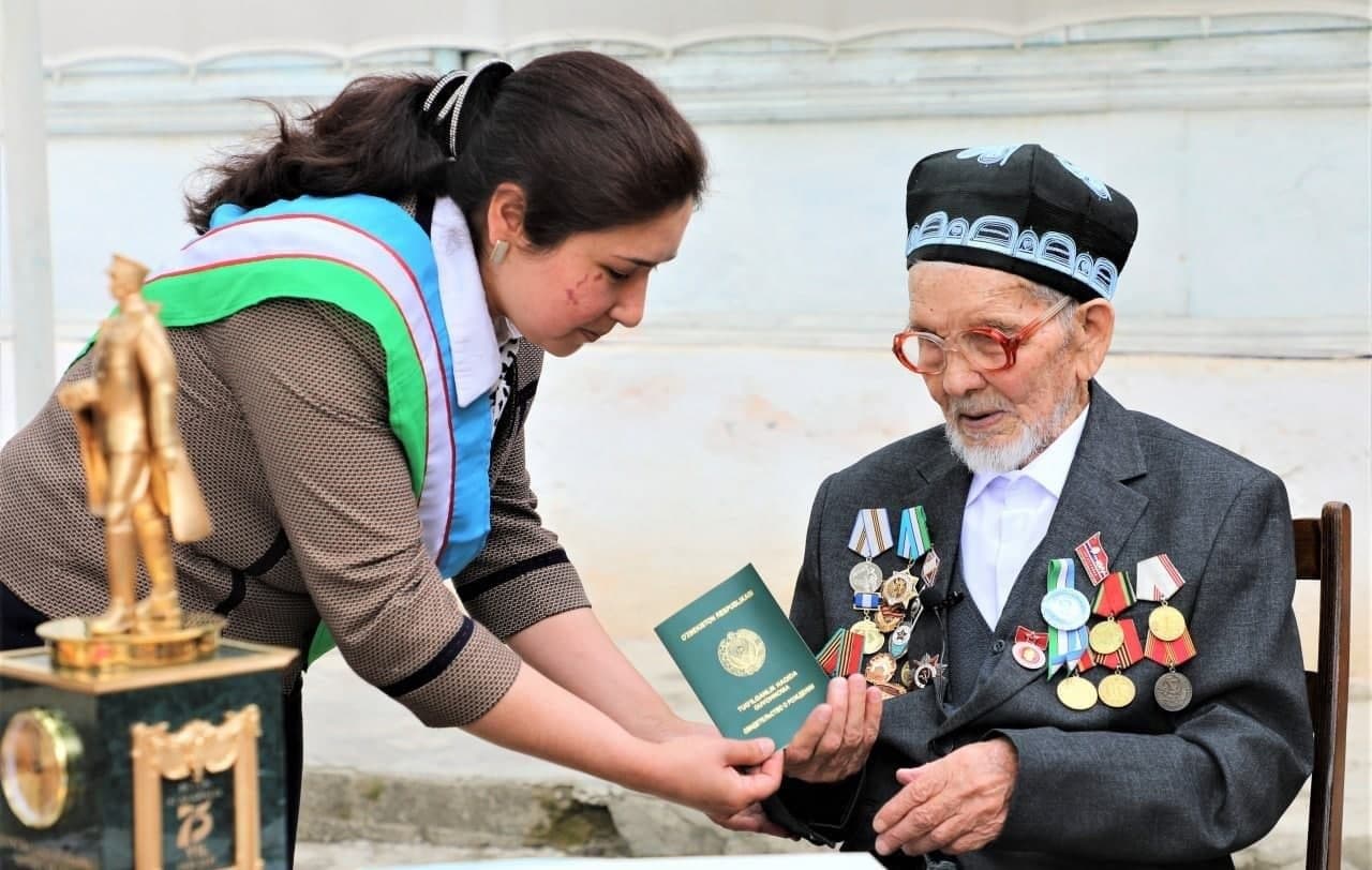 В Самаркандской области 98-летнему ветерану войны выдали свидетельство о рождении