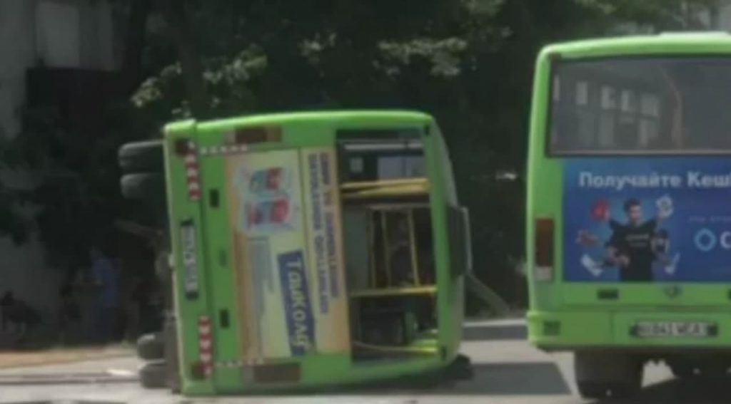 В Ташкенте перевернулся пассажирский автобус из-за столкновения с Matiz - видео