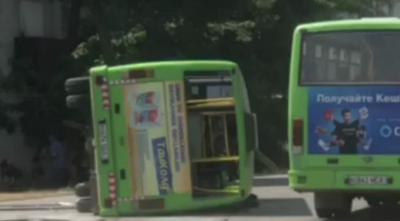 В Ташкенте перевернулся пассажирский автобус из-за столкновения с Matiz – видео