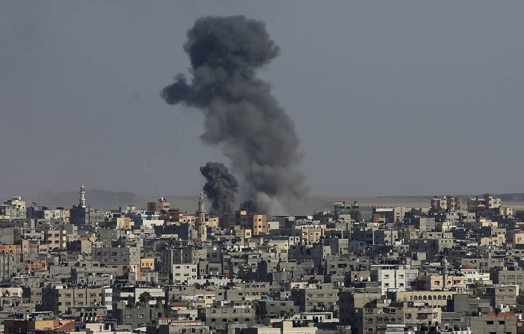 Из-за ракетного удара в центре Газа разрушено шестнадцатиэтажное здание