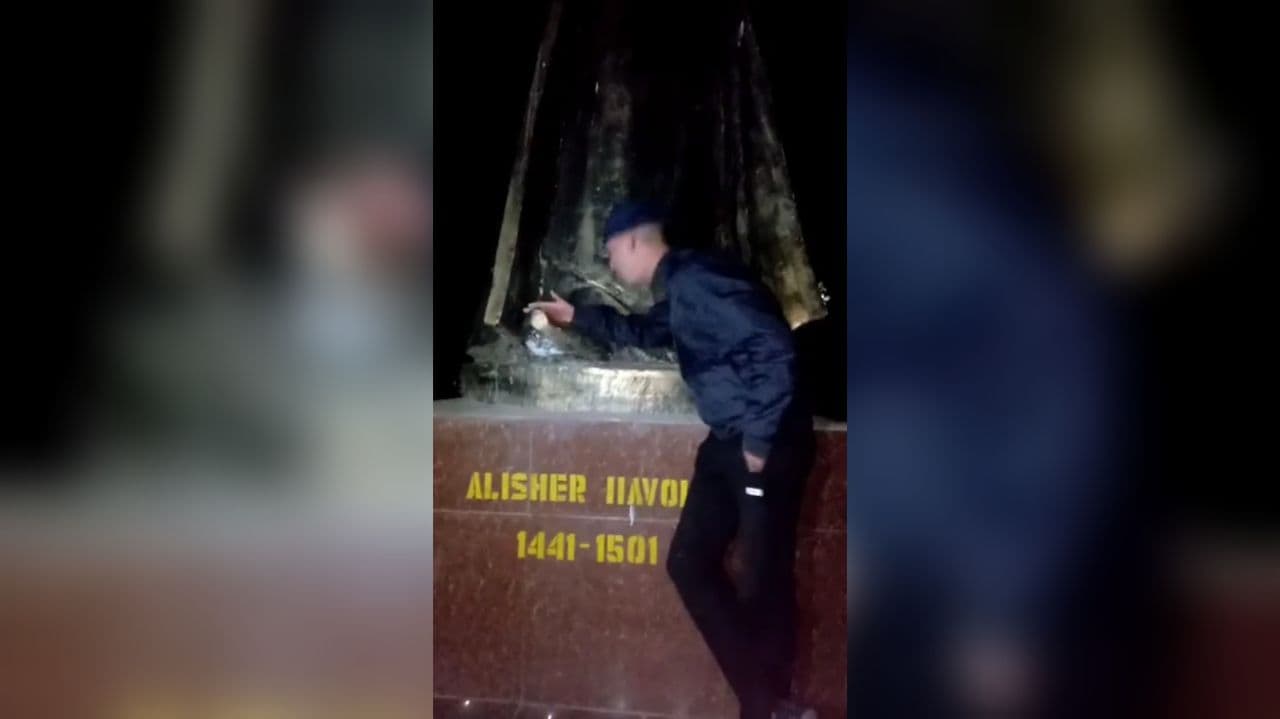 В Каттакургане парень плюнул под ноги памятника Алишера Навои и поплатился – видео