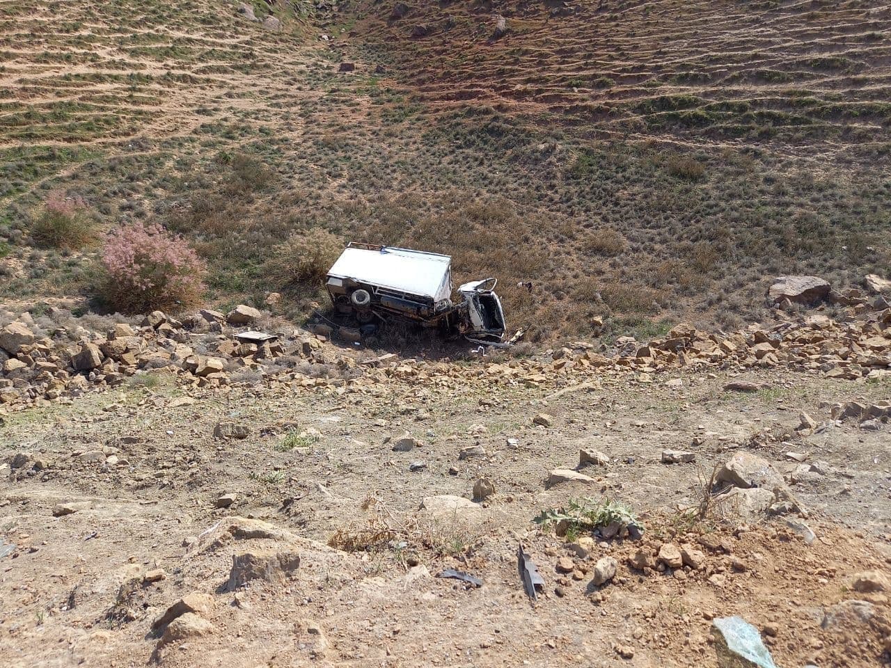 В Сурхандарьинской области грузовик ISUZU свалился в овраг – фото