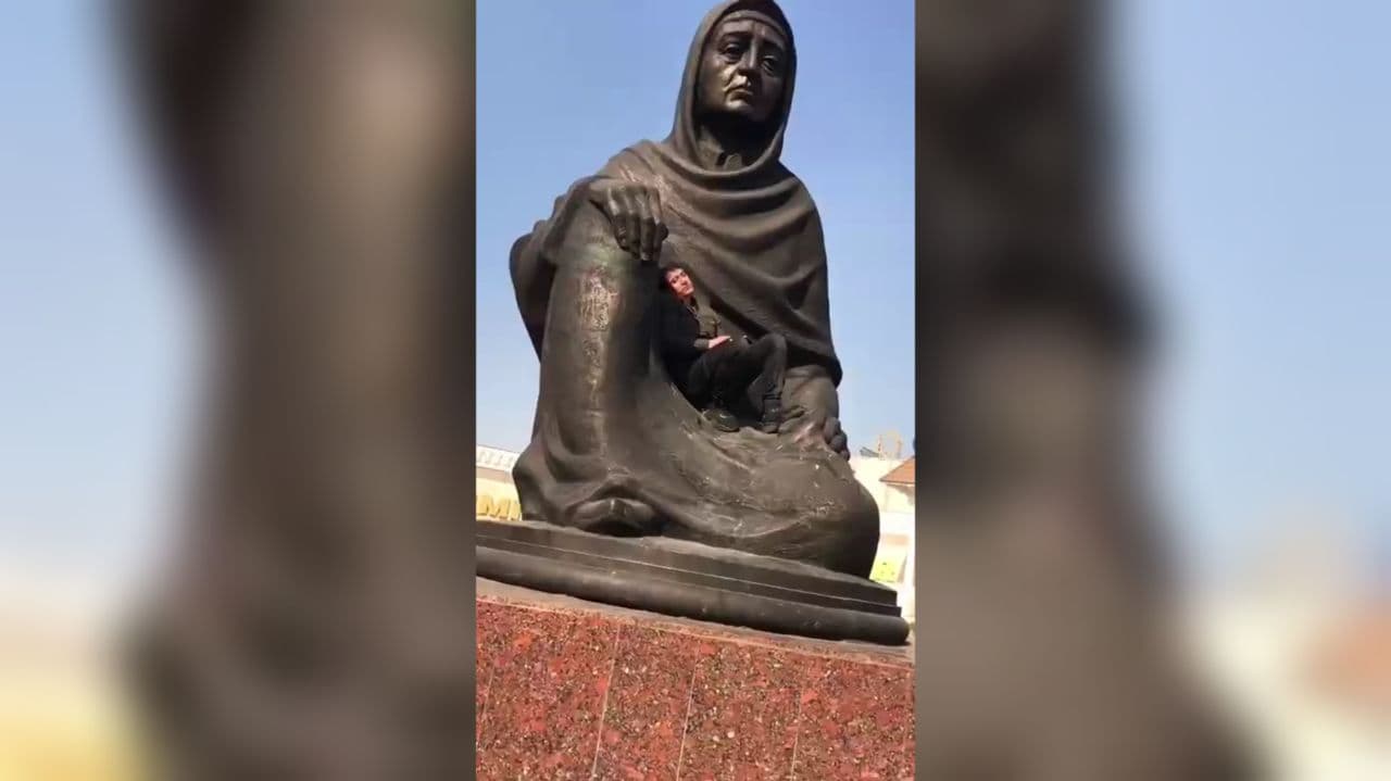 В Андижане тиктокер залез на монумент Скорбящей матери и поплатился – видео