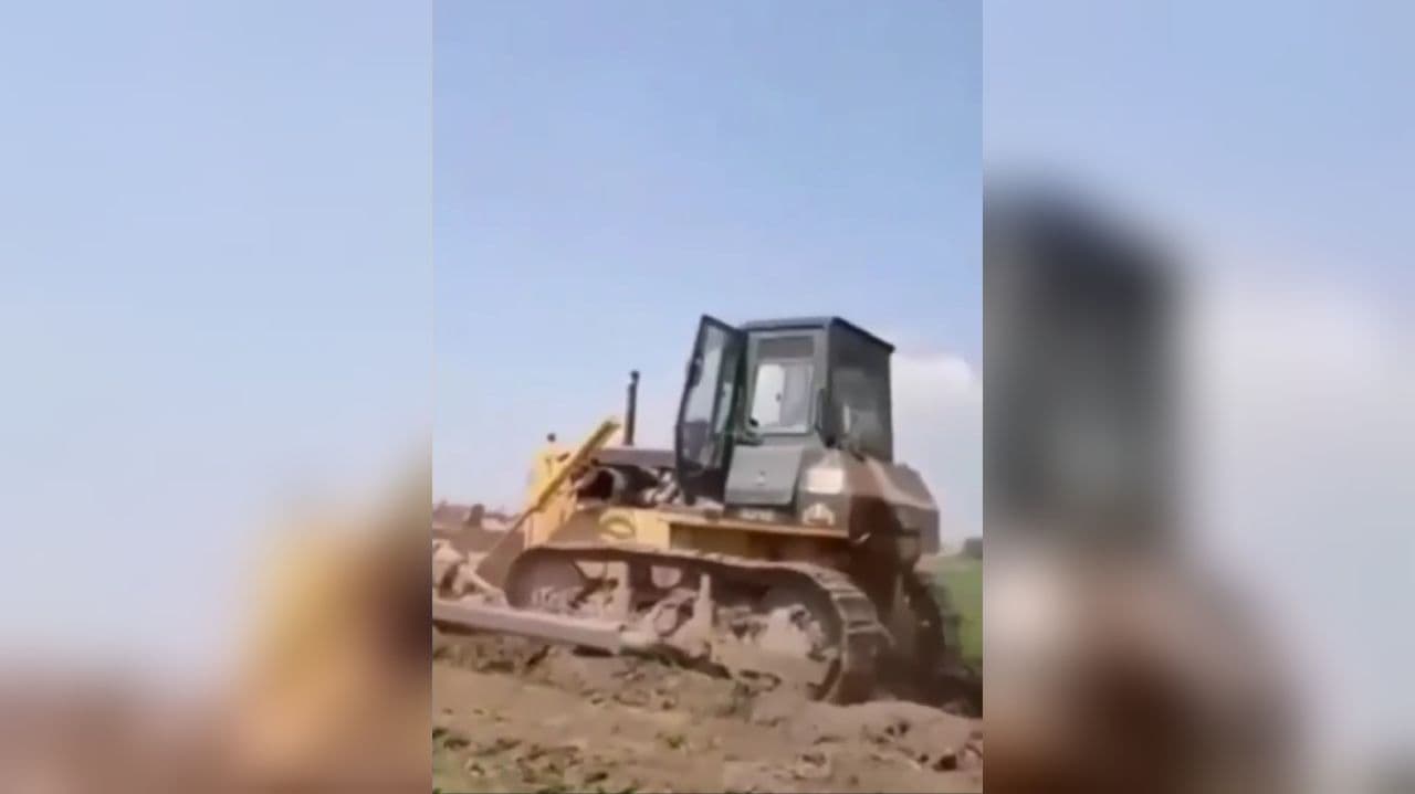 В Кибрае бульдозеры задавили поле спелой клубники – видео