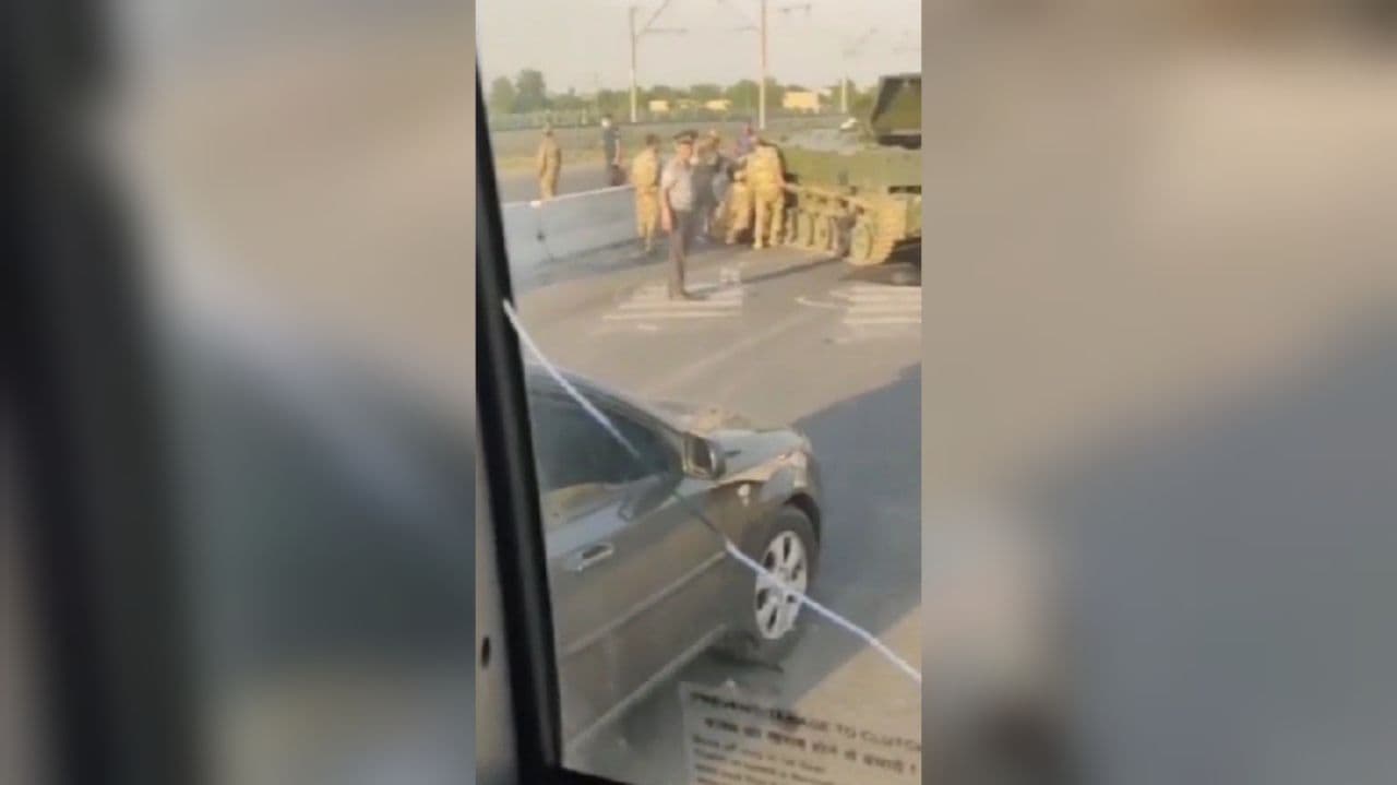 В Самаркандской области военный автомобиль врезался в бетонное ограждение — видео