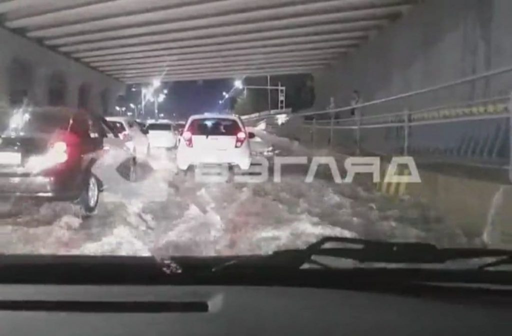 В Ташкенте затопило общественный транспорт с пассажирами - видео