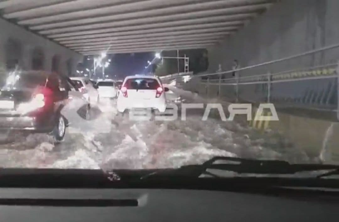 В Ташкенте затопило общественный транспорт с пассажирами — видео
