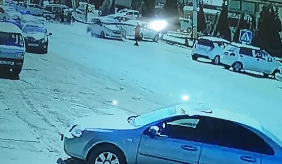 В Каракалпакстане 18-летний водитель сбил двух пешеходов