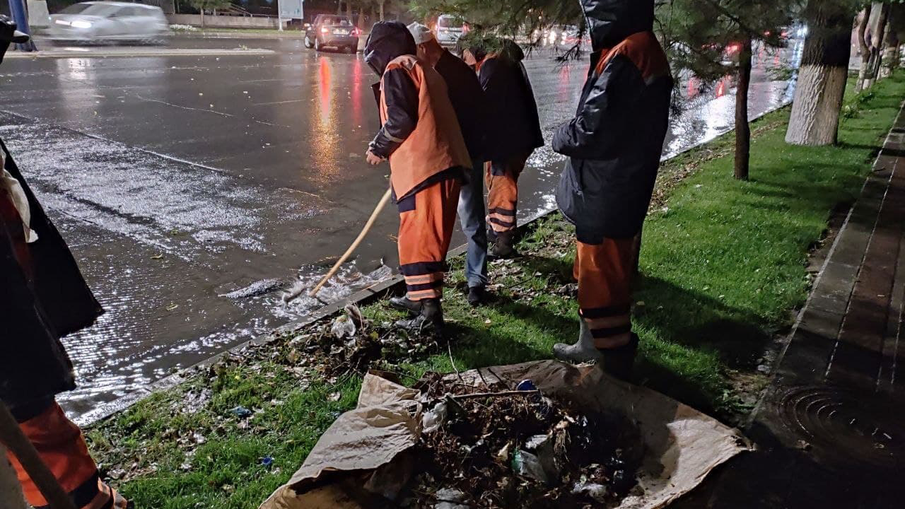 В Ташкенте из-за мусора затопило некоторые улицы — фото