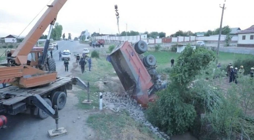 В Сурхандарьинской области «КАМАЗ» столкнулся с автомобилем Damas – видео