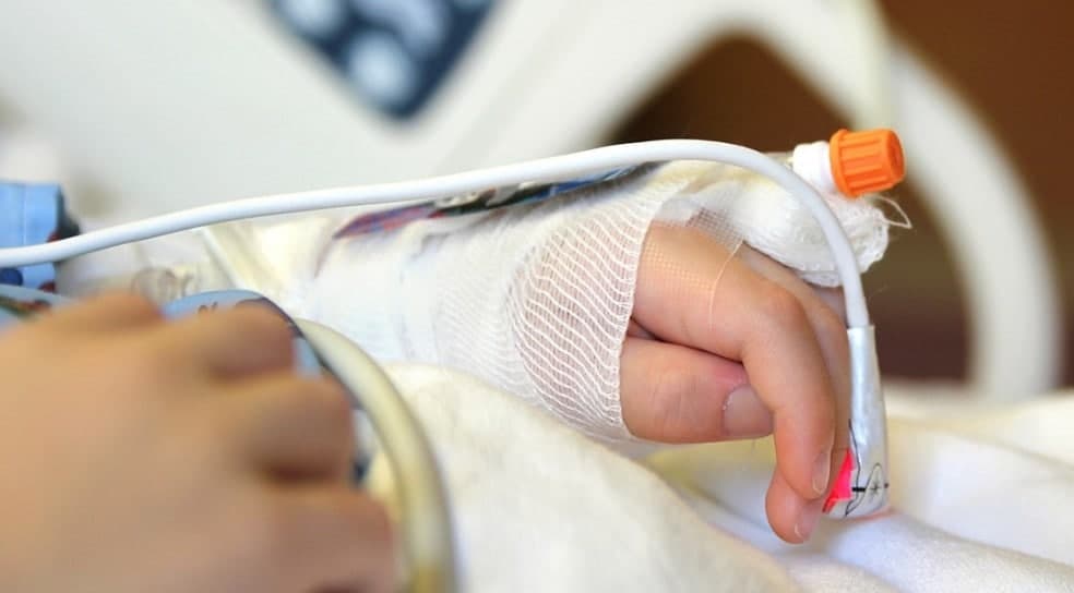 В Хорезмской области из-за халатности воспитательницы у ребенка отрубило палец