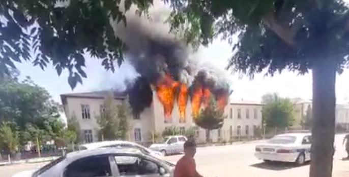 Загорелась одна из школ Термеза — видео