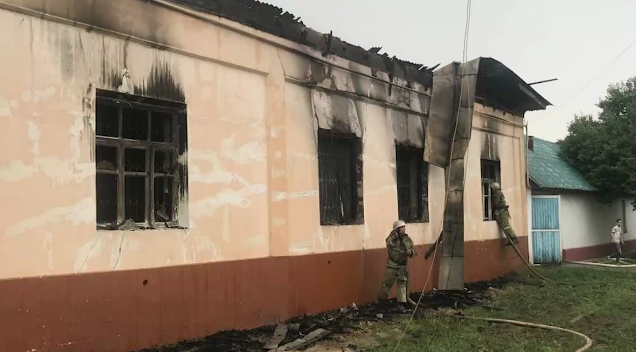 В Ташкентской области загорелся дом – видео