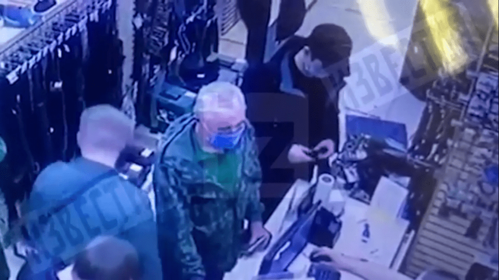 Появилось видео покупки оружия казанского стрелка