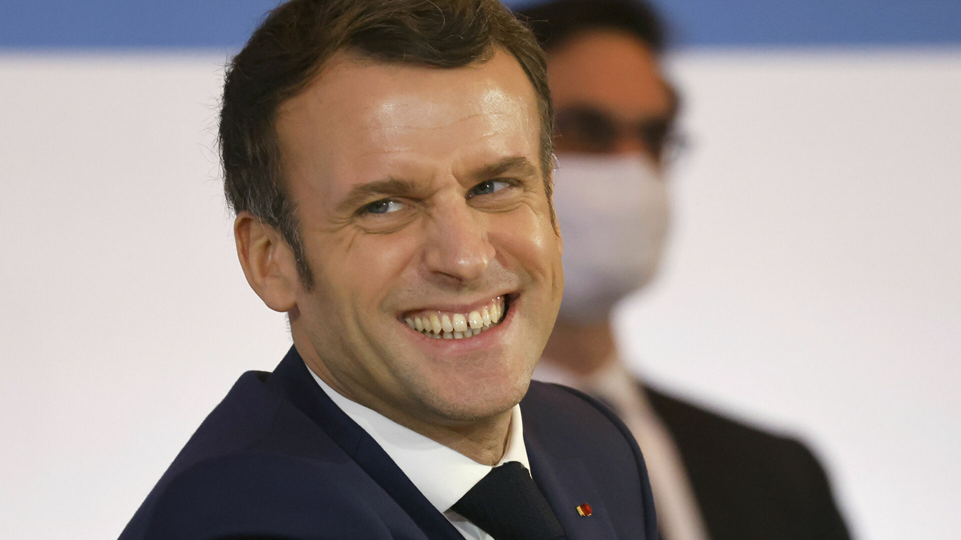 Мужчину, ударившего президента Франции, посадили в тюрьму