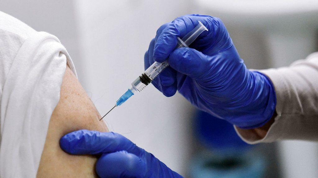 Минздрав России оценил уровень защиты вакцины от COVID-19