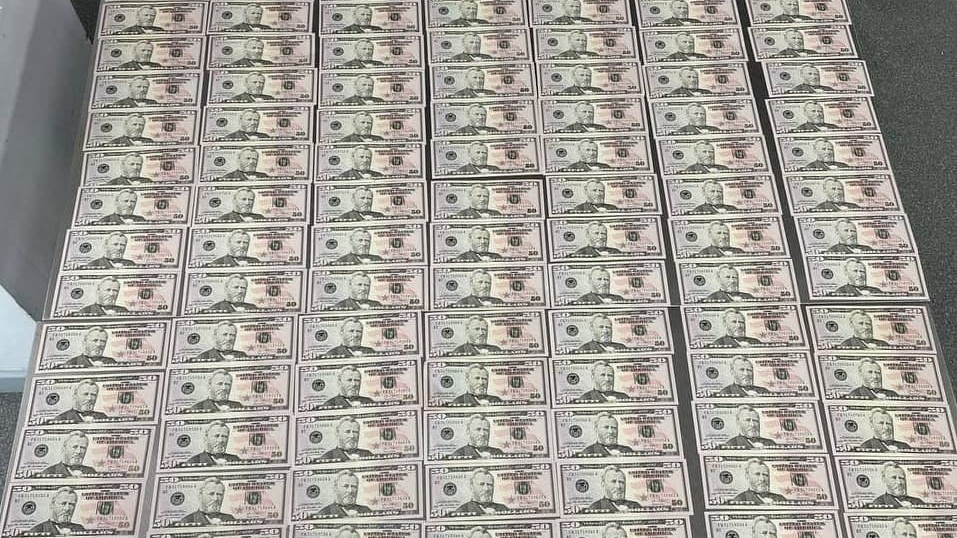Мужчина пытался провезти пять тысяч фальшивых долларов в Узбекистан