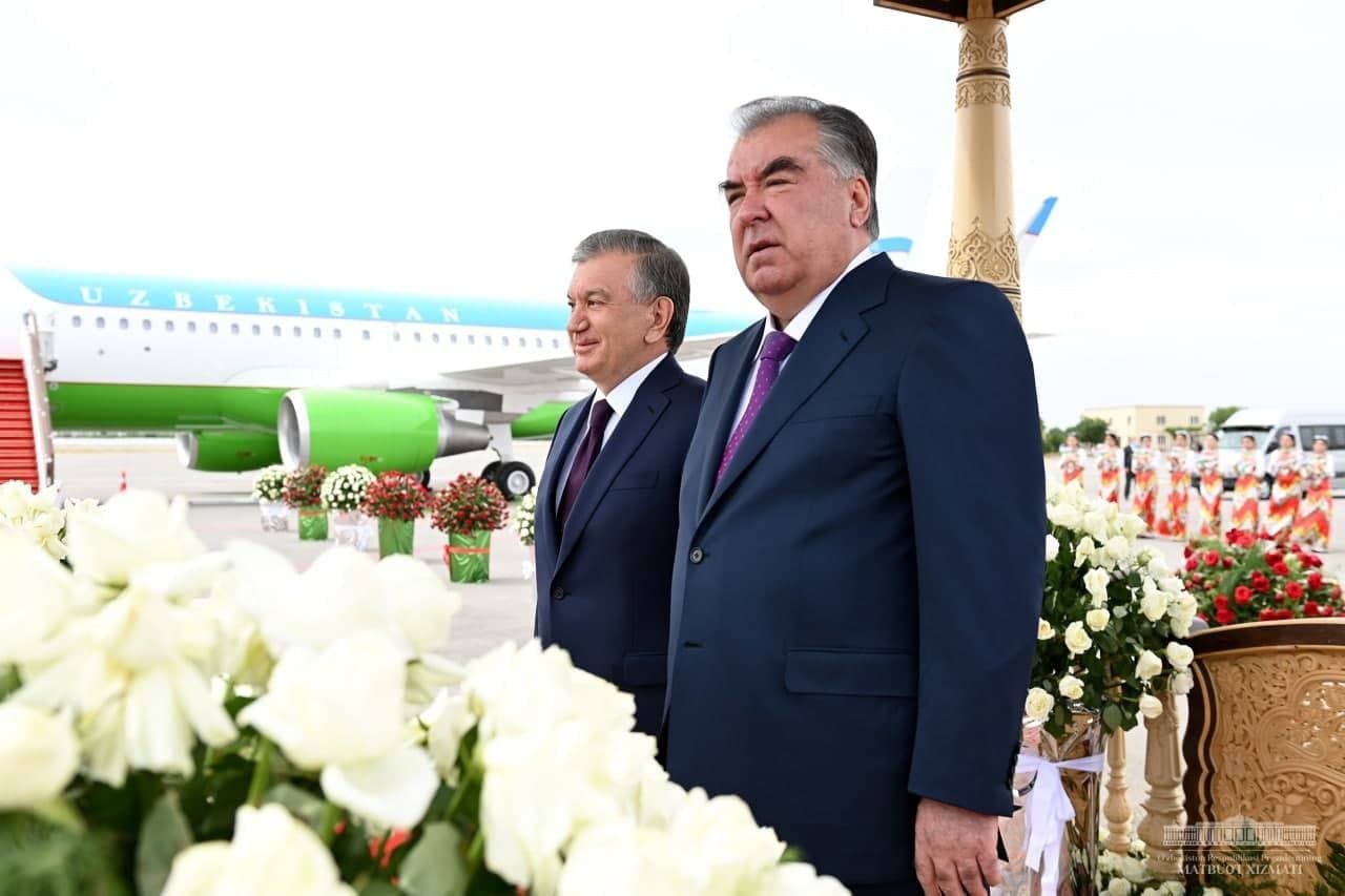 Президента Узбекистана тепло встретили в Худжанде
