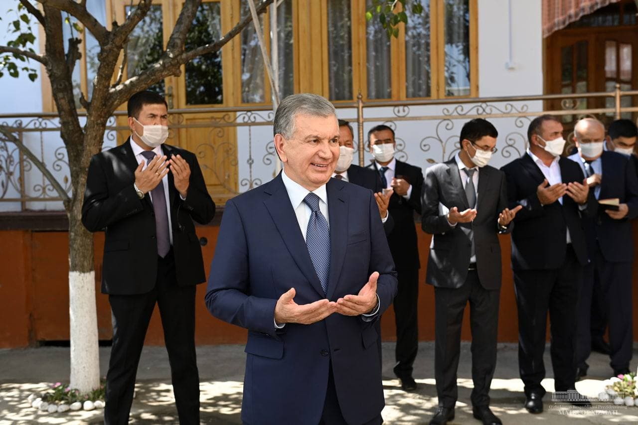 Шавкат Мирзиёев посетил одну из махаллей Узбекистана и поговорил с ее жителями