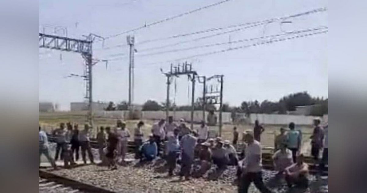 Жителей поселка Кашкадарьи вызвали в суд из-за перекрытия железной дороги