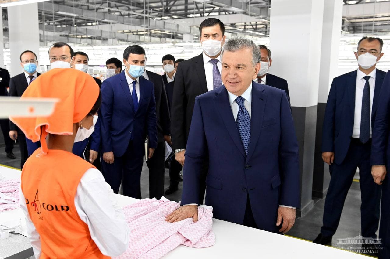 Президент посетил швейно-трикотажное предприятие «And gold» в Андижанской области
