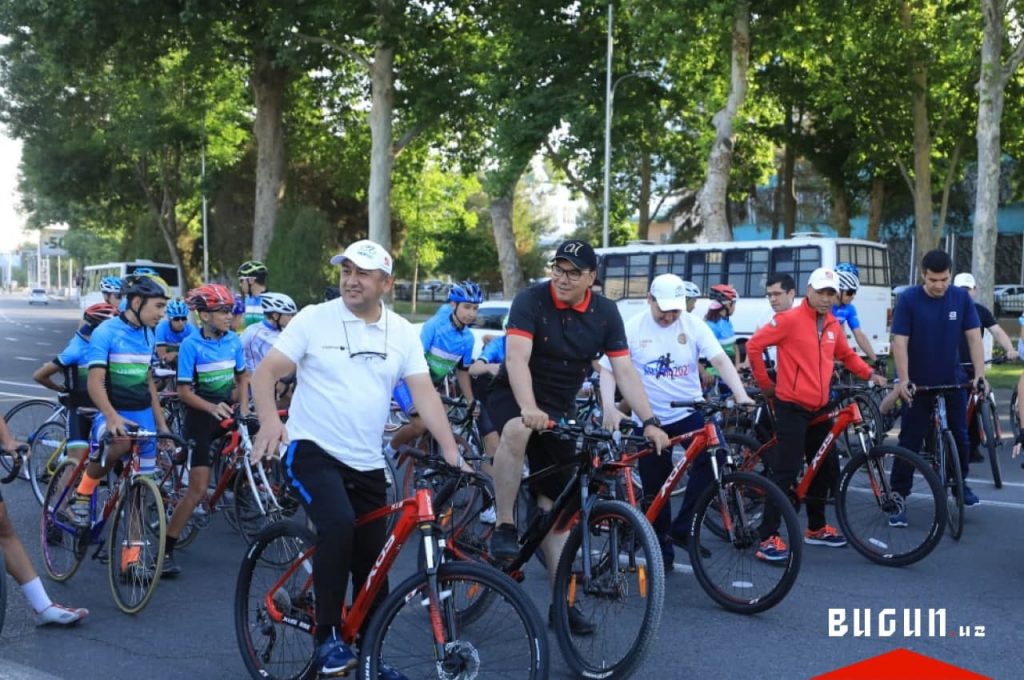 Министр туризма и спорта Азиз Абдухакимов принял участие в велопробеге «Ташкент - байк-сити» - фото