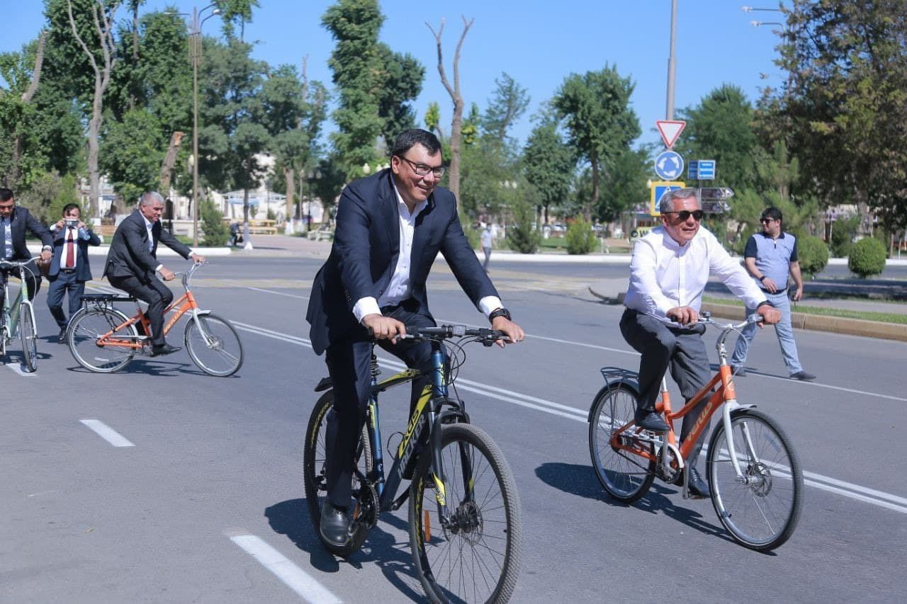 Президент Татарстана прокатился с вице-премьером на велосипеде по Бухаре — фото