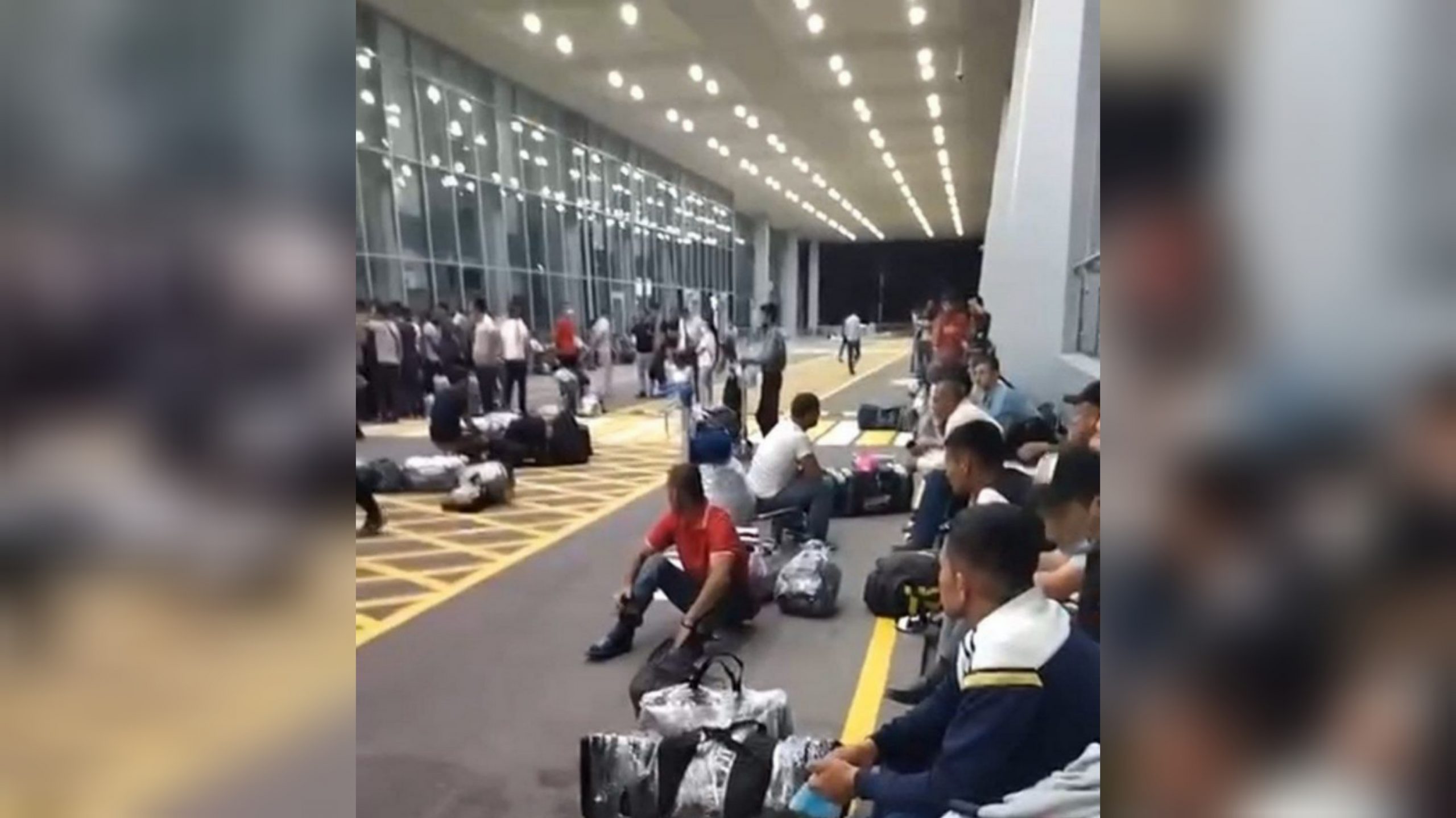 В аэропорту Ташкента застряли пассажиры по причине задержки рейса