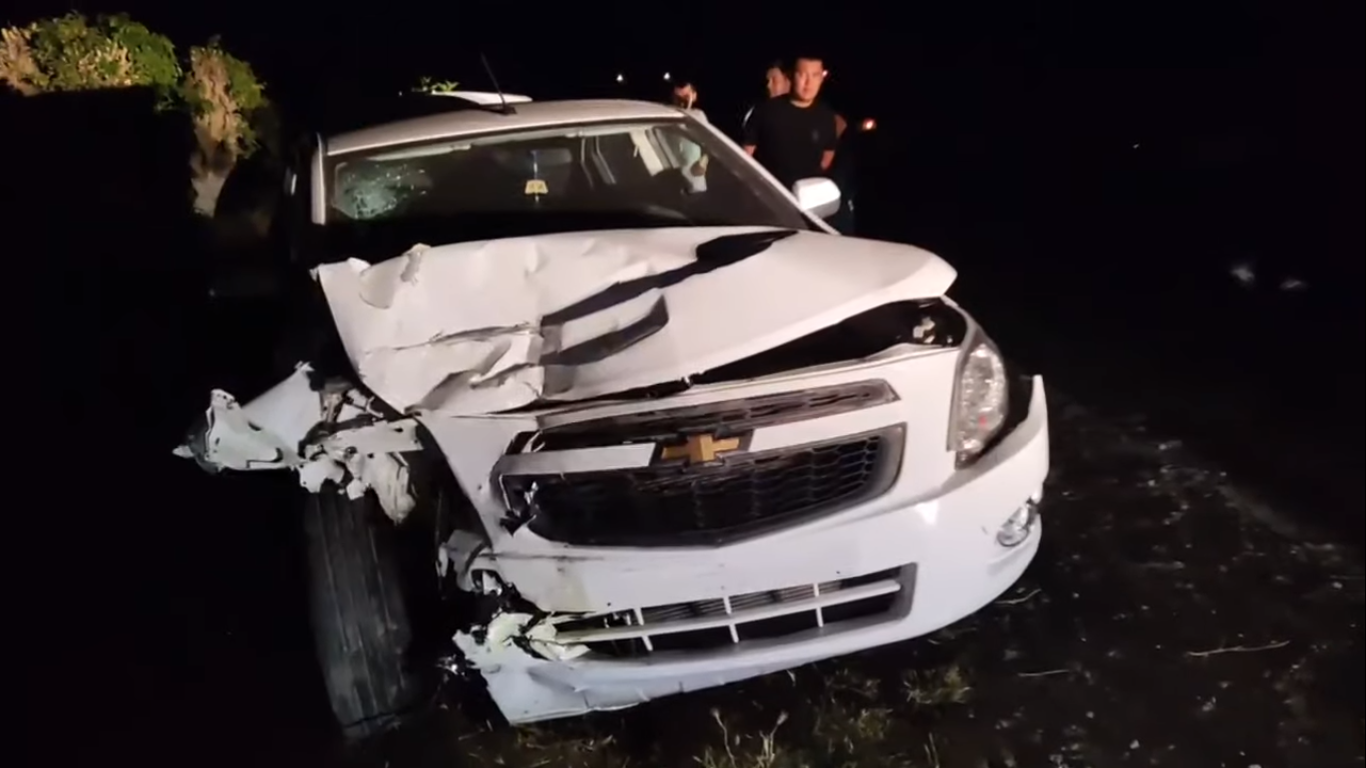 В Кашкадарьинской области 2 машины врезались в трактор — видео