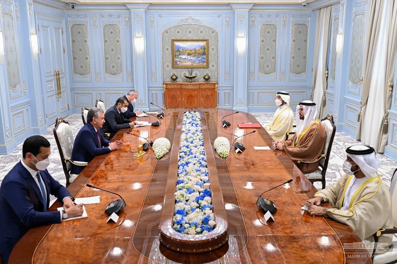 Президент принял делегацию ОАЭ во главе с министром по делам Правительства