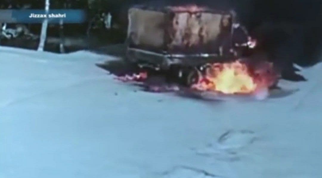 На заправке в Джизаке загорелся грузовик – видео