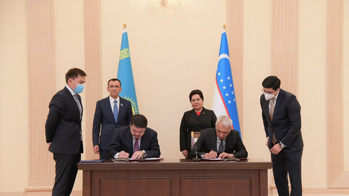 Узбекистан и Казахстан подписали «Дорожную книгу»