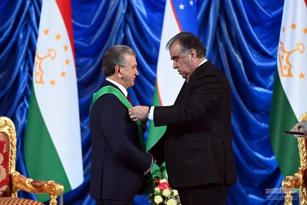 Шавката Мирзиёева наградили высокой государственной наградой Таджикистана