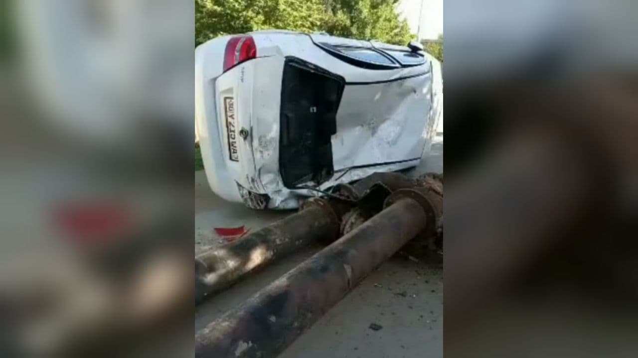 В Самарканде на машину упала гнилая труба – видео