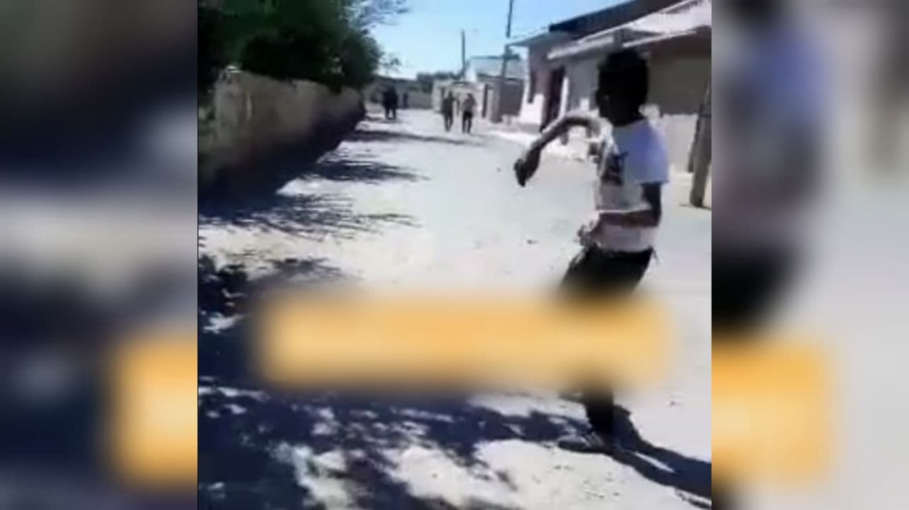 В Навоийской области забросали камнями мужчину, который возвращался с похорон отца — видео