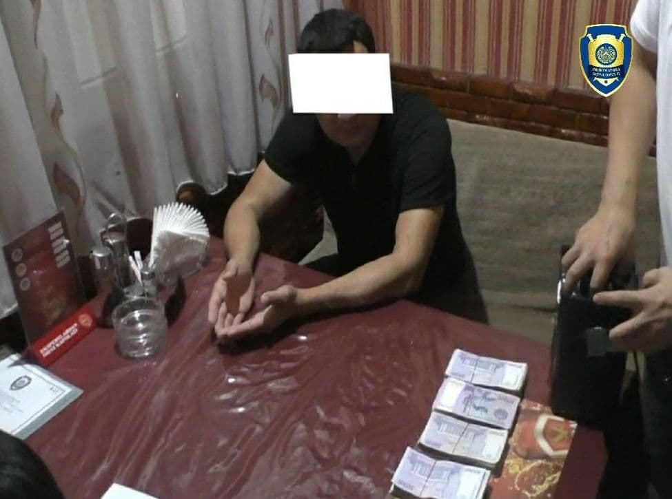 В Каракалпакстане мужчина пытался зачислить абитуриента в университет за 25 миллионов сумов