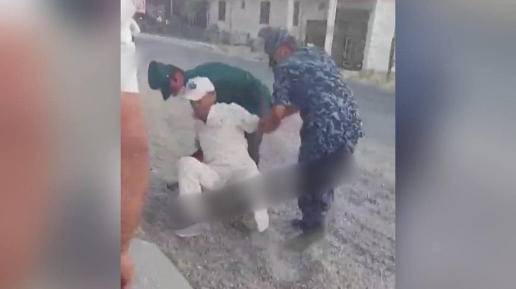 В Ташобласти правоохранитель душил мужчину - видео