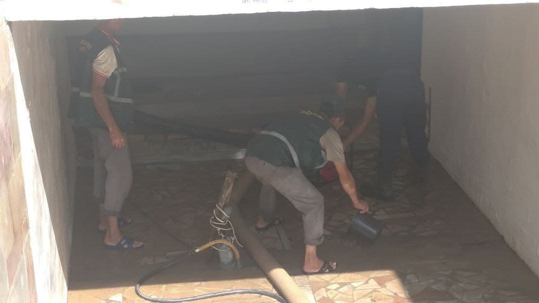 В Намангане затопило подземный пешеходный переход
