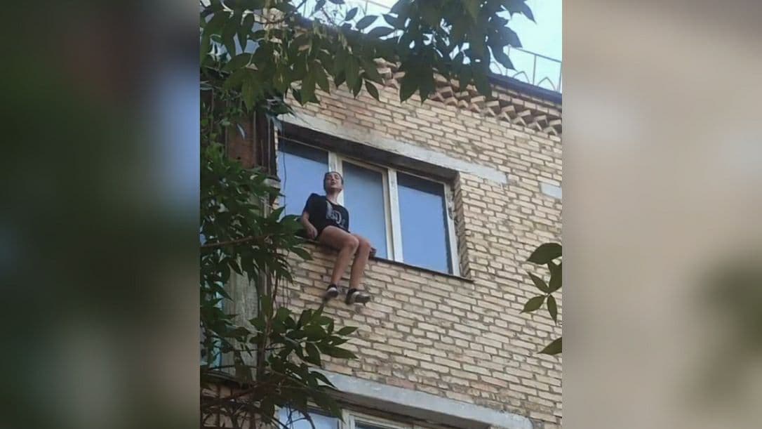 В Ташкенте девушка выпала с четвертого этажа, пытаясь спастись от пожара — видео