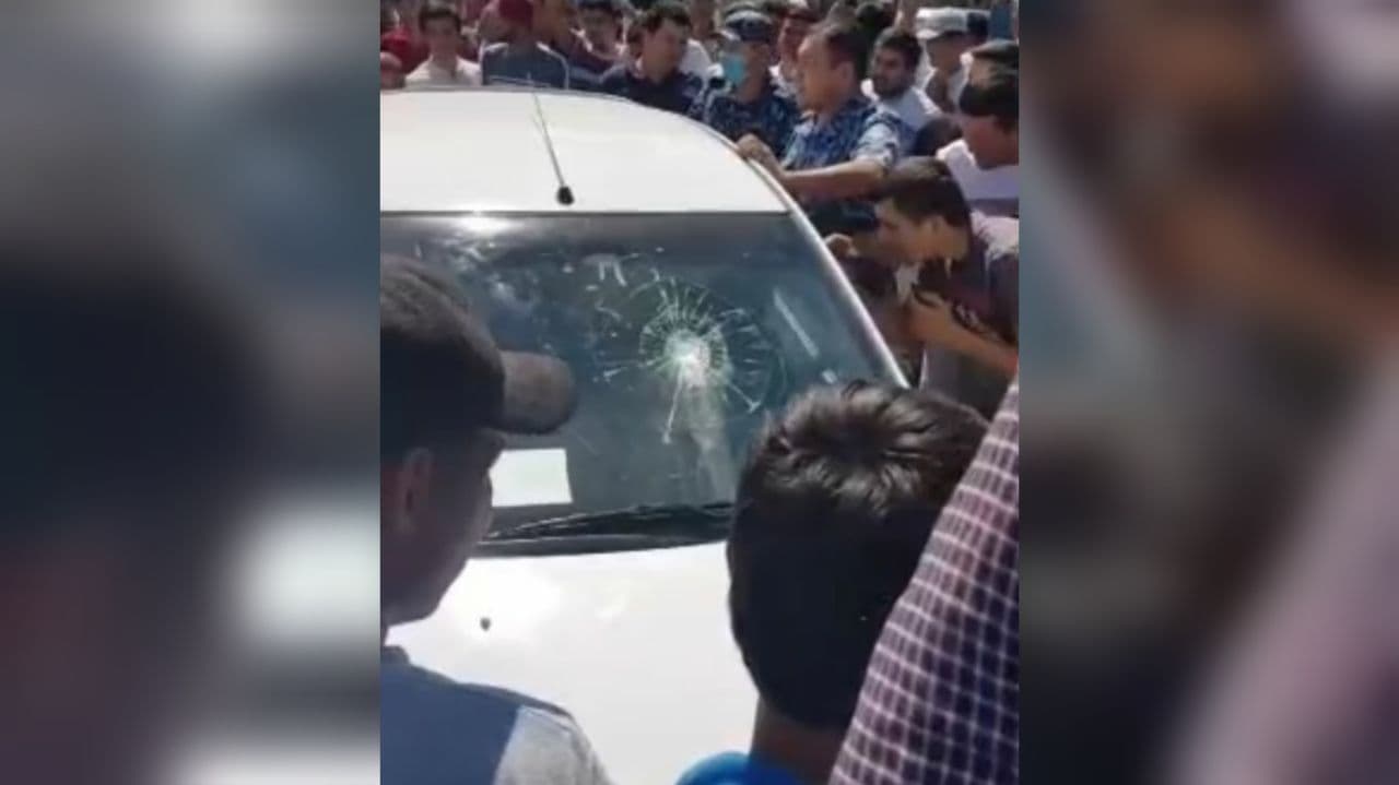 В Навои толпа разбила машину водителя, который снимал нарушения ПДД – видео