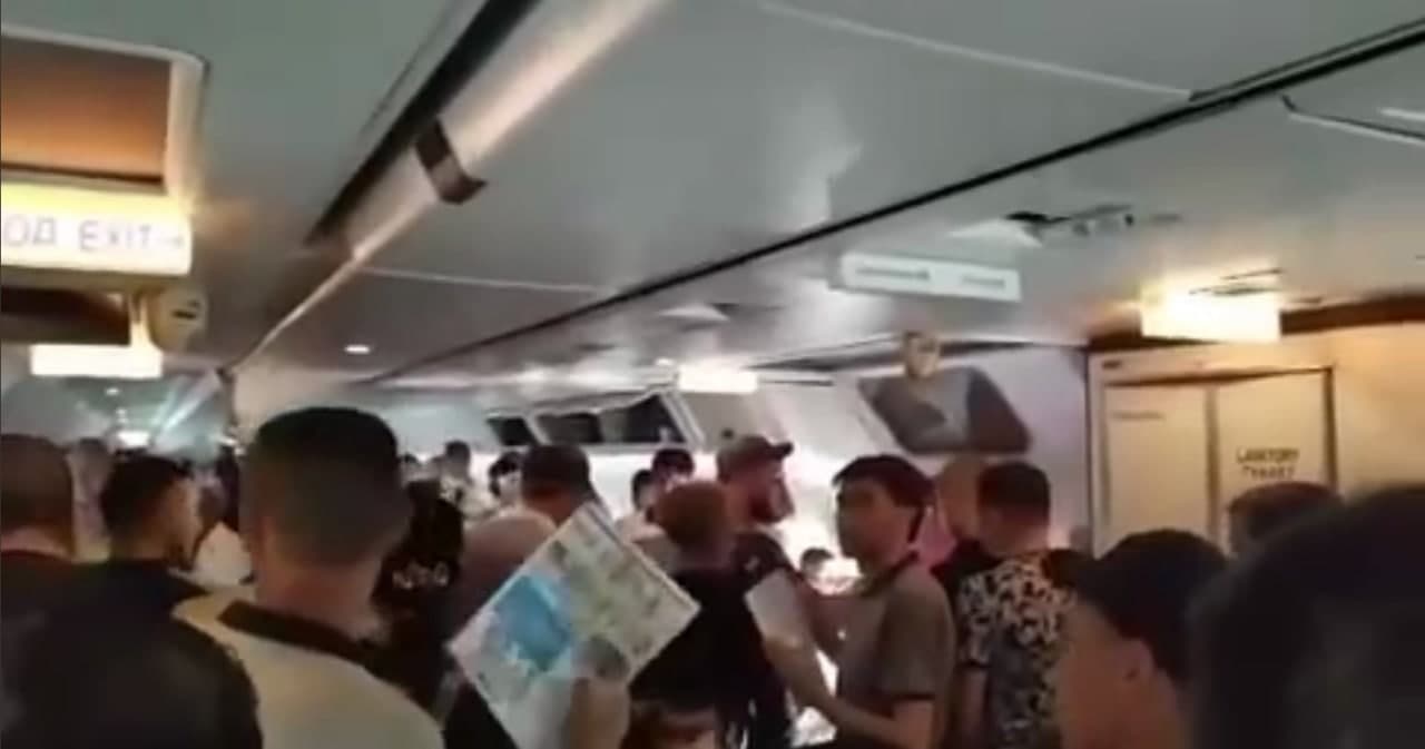 В Карши людей два часа не выпускали из самолета в жару — видео