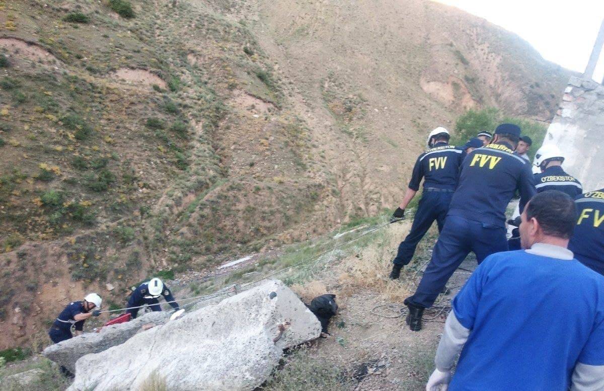 В Наманганской области мужчина упал с обрыва
