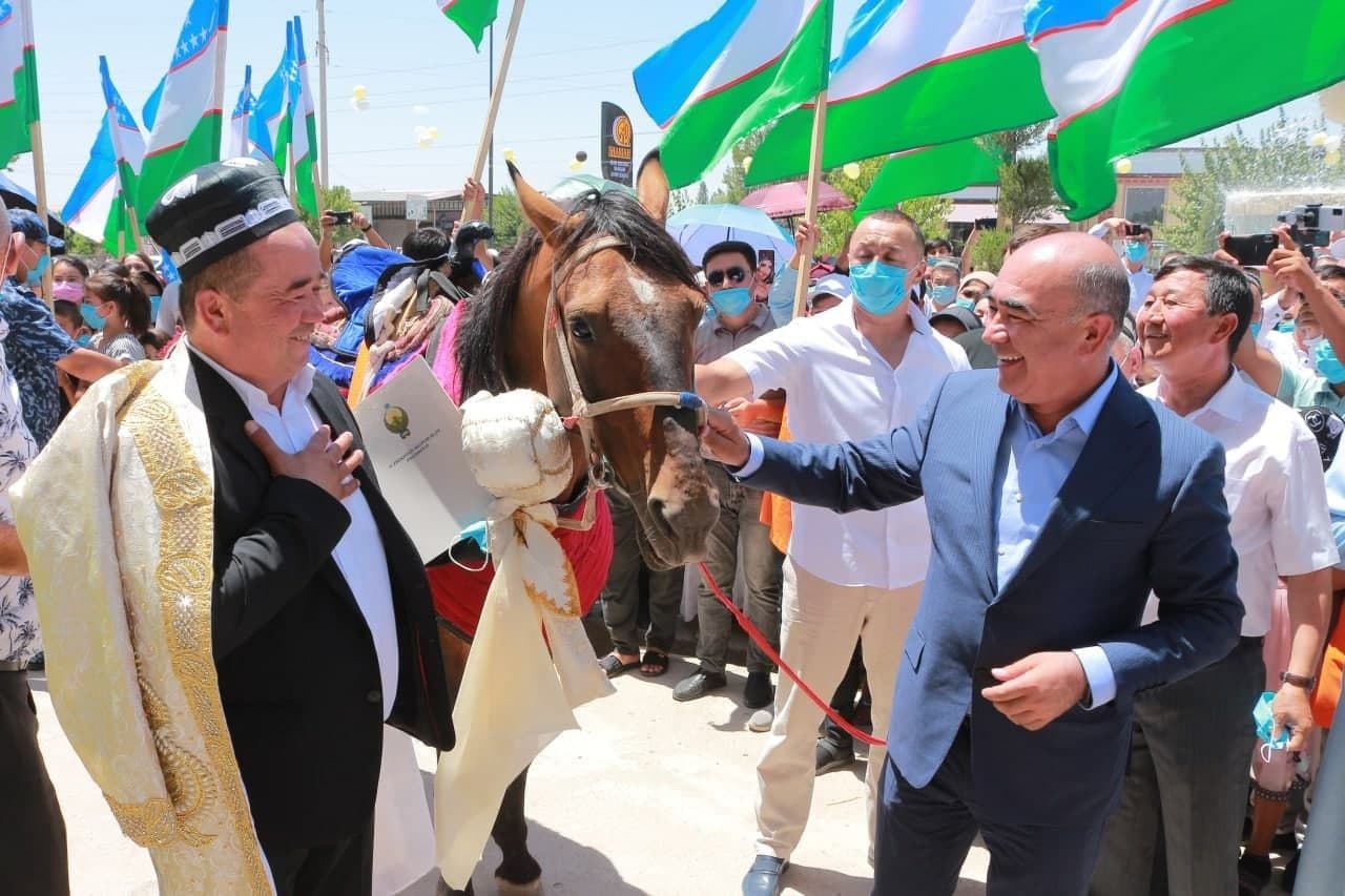 Хоким Кашкадарьинской области подарил коня отцу футболиста национальной сборной