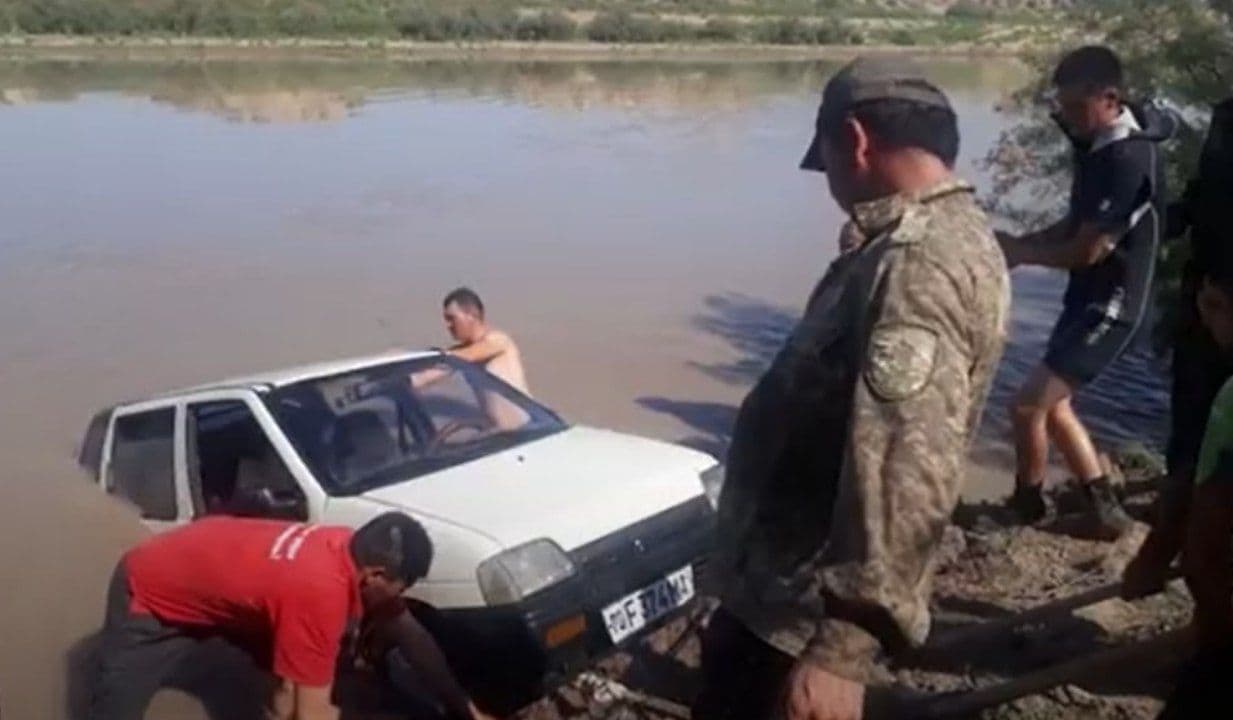В Кашкадарьинской области Tiko упал в канал — видео