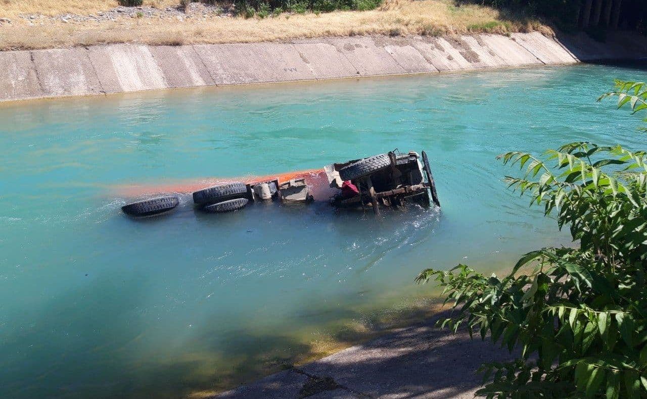 В Ташкентской области КАМАЗ упал в канал — фото