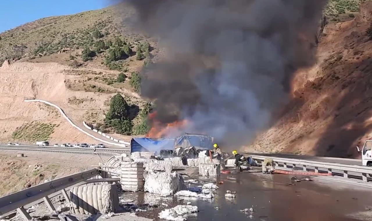 На перевале «Камчик» загорелся грузовик с ватой – видео