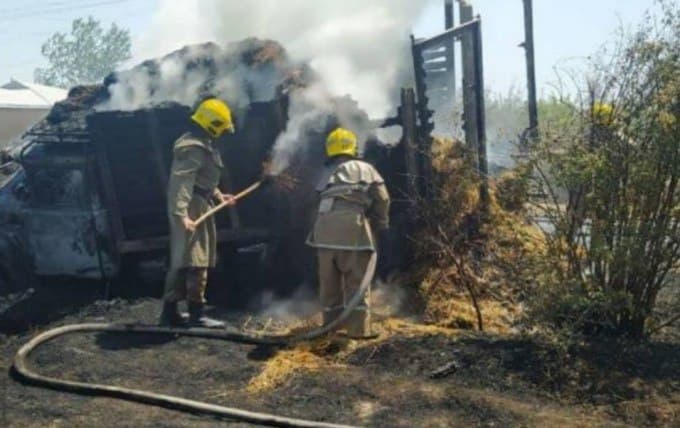 В Джизакской области сгорел грузовик с соломой