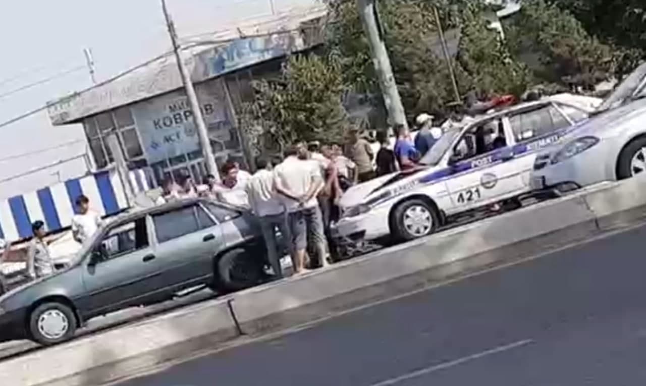 В Ташкенте сотрудник ОВД попал в ДТП на служебной машине – видео