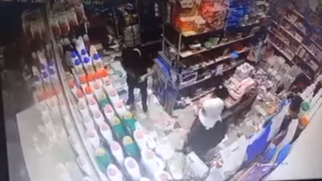 В Ташобласти брат с сестрой обокрали магазин и скрылись — видео